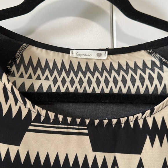 **PRICE DROP** Flowy Sleeve Crop - Picture 3 of 4